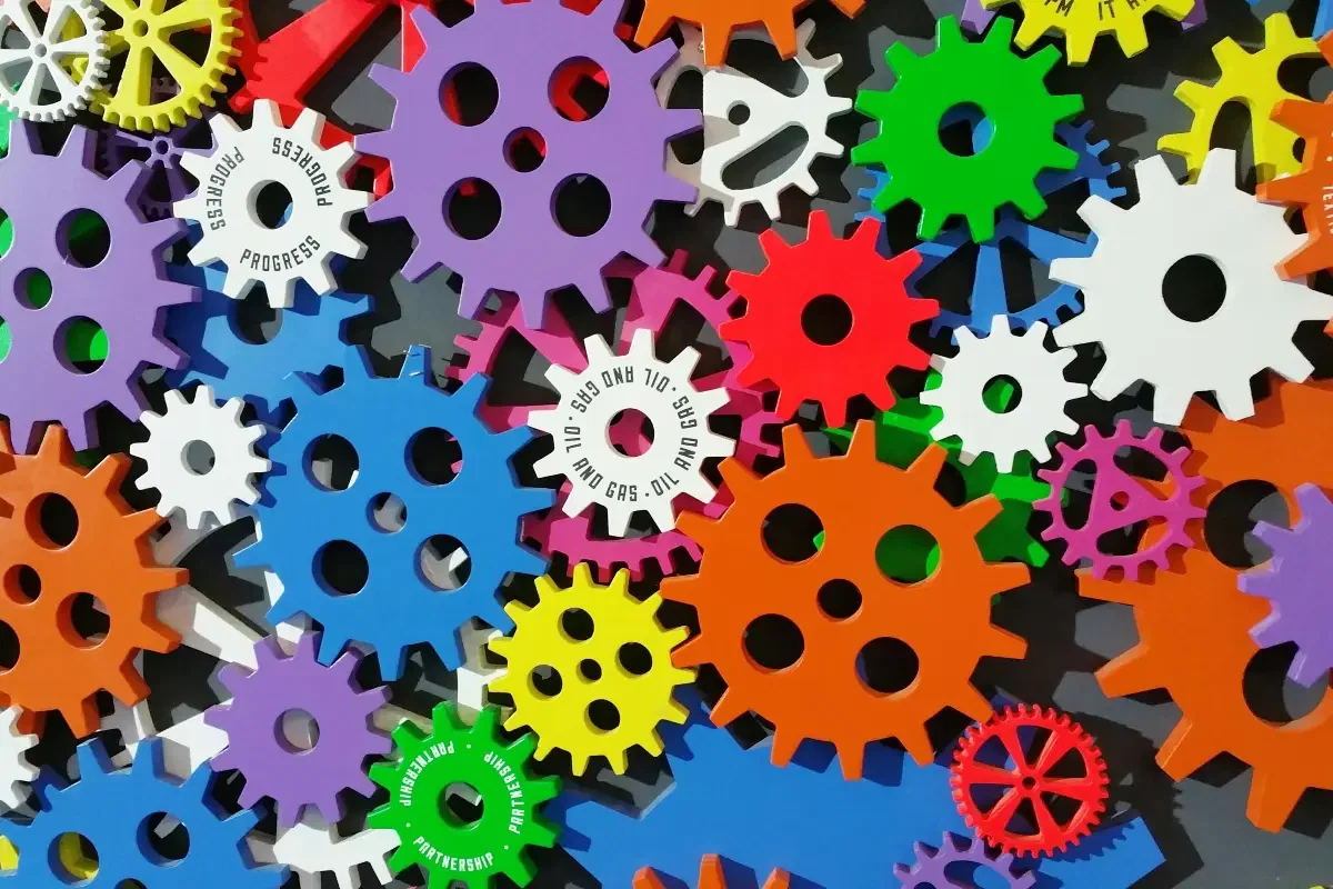 engrenagens coloridas representando automação de processos