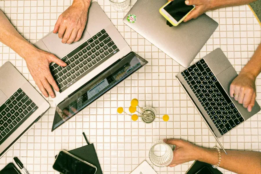 notebooks, celulares e outros aparelhos de tecnologia digital em mesa