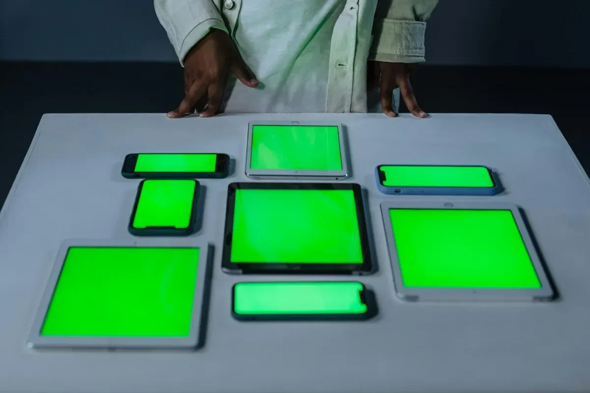 aparelhos de informática em mesa